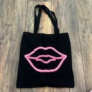 Black with kiss tote bag